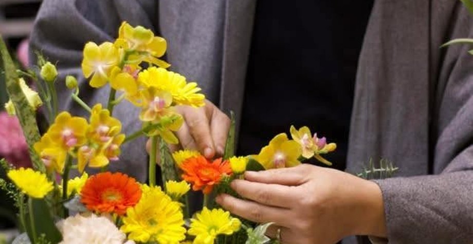 Đỗ Trung Hiếu đang cắm hoa tại xưởng SAKURA